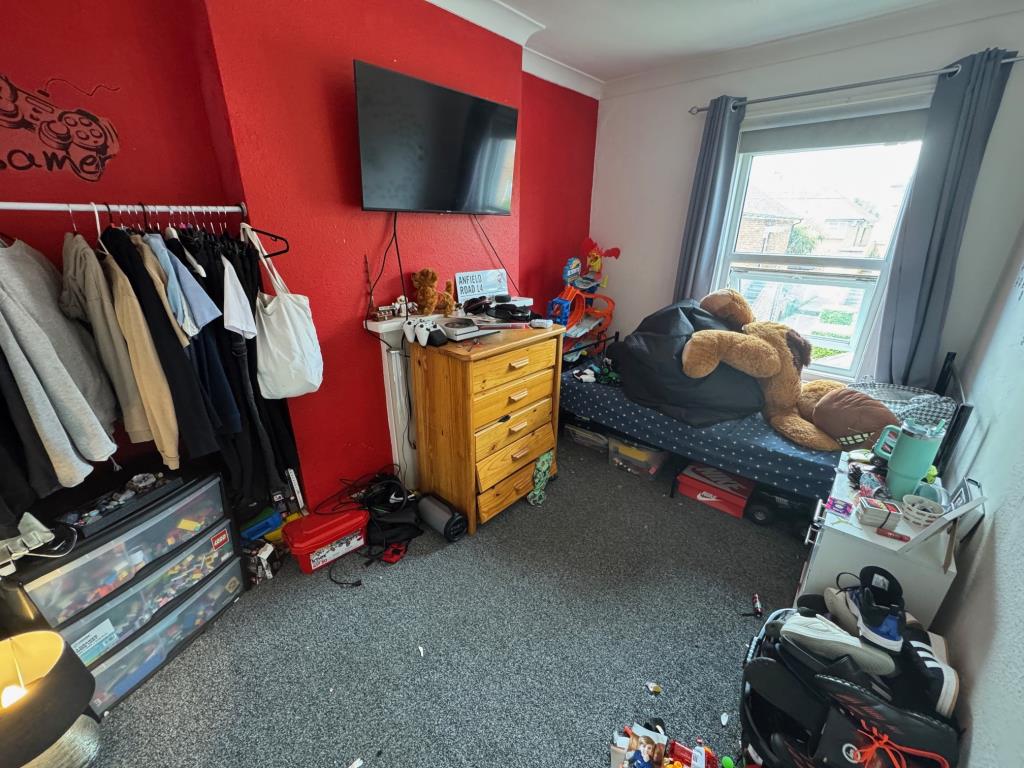 Lot: 107 - BAY-FRONTED FREEHOLD HOUSE FOR INVESTMENT - Bedroom 3